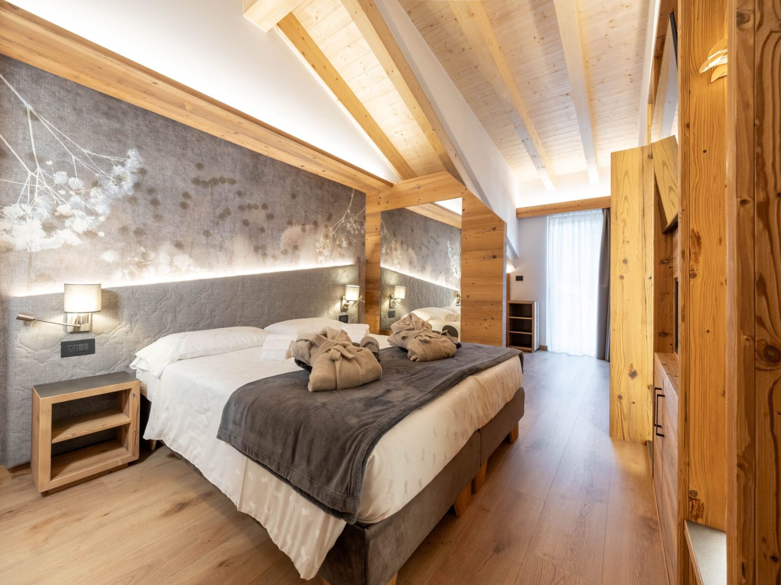 Romantic Dolomite Suite 1